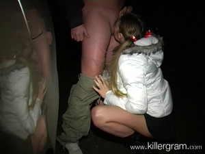 Проститутка отсосала пенис клиента и покорно отдалась по собачьи у машины