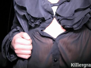 Темноволосая шлюшка делает отсос и принимает кончу на дойки