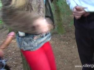 Белокурая шлюха клево отсасывает двум мужичкам в лесу