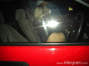 Сочная прошмандовка обсасывает через окно крутой тачки